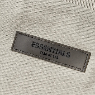 FEAR OF GOD ESSENTIALS LOGO TEE SMOKE - M SNEAKERS