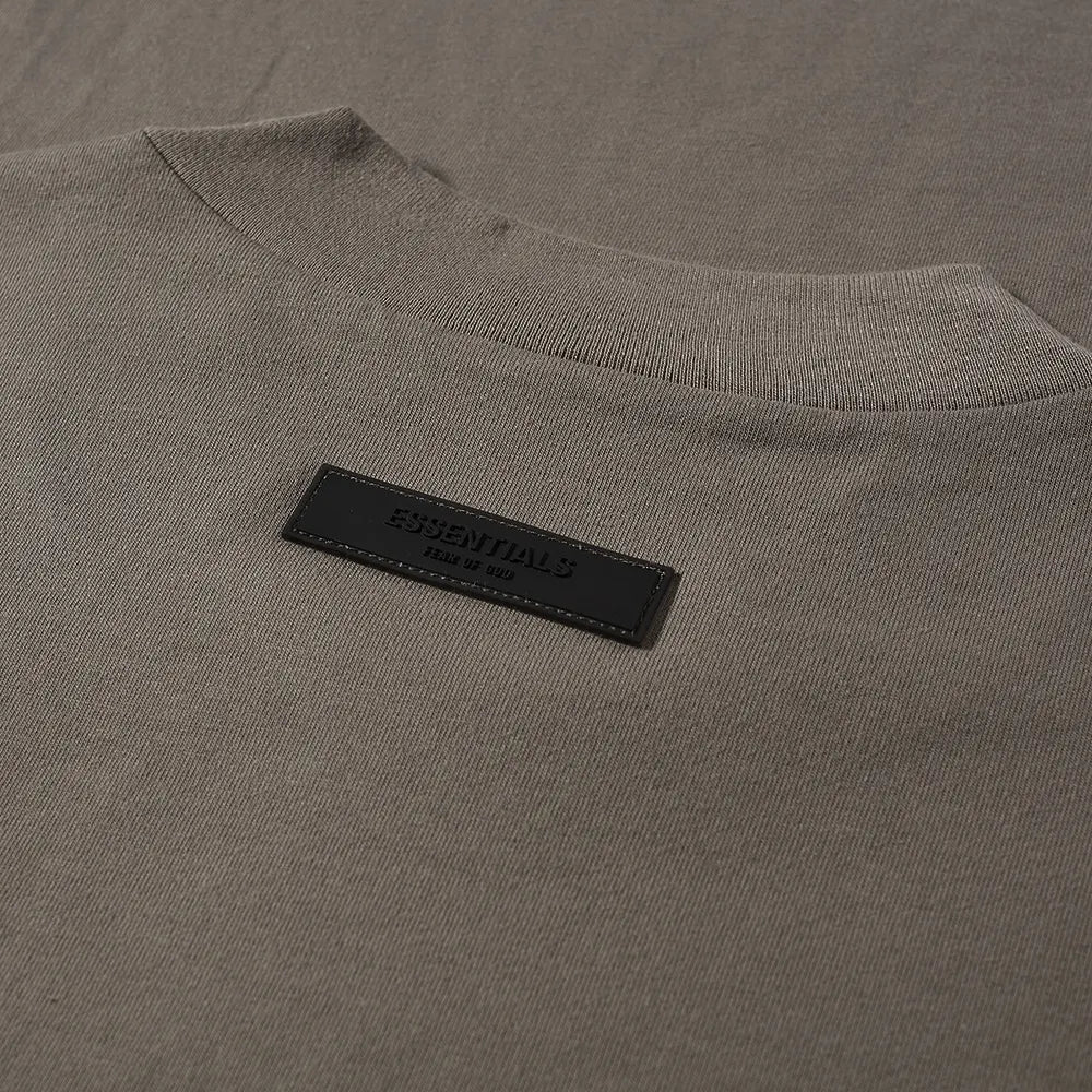 FEAR OF GOD ESSENTIALS LOGO TEE DESERT TAUPE - M SNEAKERS